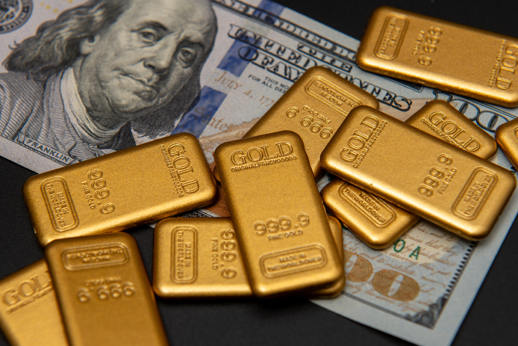Gold bars and cash for a pawn loan